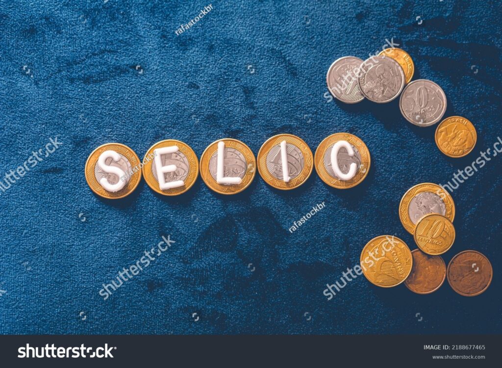 Foto que trás moedas formando a palavra selic para descomplicar o investimento para iniciantes e trás o assunto Descomplicando o dinheiro: Inflação, CDI, IPCA, Selic e mais